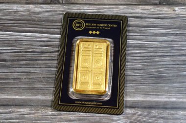 Kahire, Mısır, 2 Mayıs 2025: Kabe kapısı şekli 50 gram 24K karat BTC Bullion Ticaret Merkezi saf sarı külçe, altın yatırım, döviz kuru, enflasyon krizi ve tasarruf varlıkları kavramı