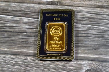 Kahire, Mısır, 2 Mayıs 2025: 50 gram 24K karat BTC Bullion Ticaret Merkezi saf sarı altın külçesi, altın yatırım, döviz kuru, enflasyon krizi ve tasarruf varlıkları kavramı