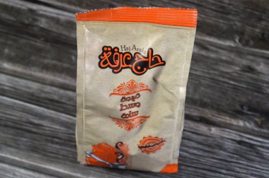 Kahire, Mısır, 30 Nisan 2025: Haj Arafa Kahve fabrikasının kahvesi ve kahve kaynağı. Kakule genellikle kırmızı ya da mor meyvenin içindeki çekirdektir.