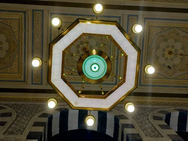 Mekke, Suudi Arabistan, 22 Haziran 2024: Büyük Kutsal Makkah Camii 'nin ampulleri, İslam' ın en önemli camii, Mekke 'deki Kabe' nin etrafını sarar.