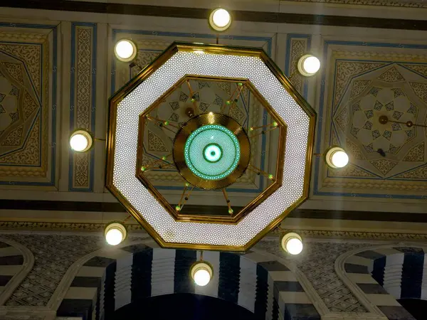 Mekke, Suudi Arabistan, 22 Haziran 2024: Büyük Kutsal Makkah Camii 'nin ampulleri, İslam' ın en önemli camii, Mekke 'deki Kabe' nin etrafını sarar.