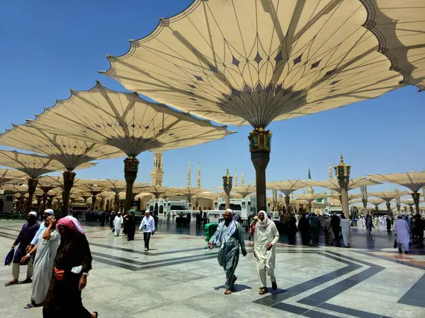 Medine, Suudi Arabistan, 26 Haziran 2024: Peygamber 'in camisindeki çadırlar veya dış avludaki El-Medine El Nabawi' deki hacılara, büyük bir hac alanı olan geri çekilebilir şemsiyelere gölge sağlamak için.