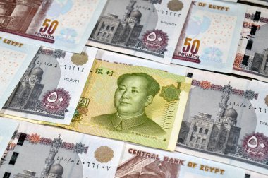 Çin Yuan nakit para banknotu ve Mısır Yığınlar ve Yığınlar para 50 EGP LE banknotları, Mısır para döviz kuru, ekonomi durumu, para konsepti