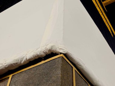 İhramlı Kabe, İslam 'ın en önemli camii ve en kutsal yeri olan Mescid-i Haram' ın merkezinde bir taş bina.