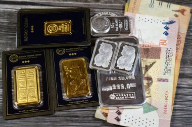 Kahire, Mısır, 2 Mayıs 2025: Sudan pound para ve BTC Bullion Ticaret Merkezi farklı ağırlıklarda saf altın ve gümüş külçeler, altın yatırım, döviz kuru ve tasarruf para varlıkları