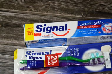 Kahire, Mısır, 16 Nisan 2025: Diş macunu savaşçısı, diş çürüğü ve diş ağrısının önlenmesi için ağız hijyeni, diş, aralıklar ve diş etlerinin korunması ve kanamanın önlenmesi