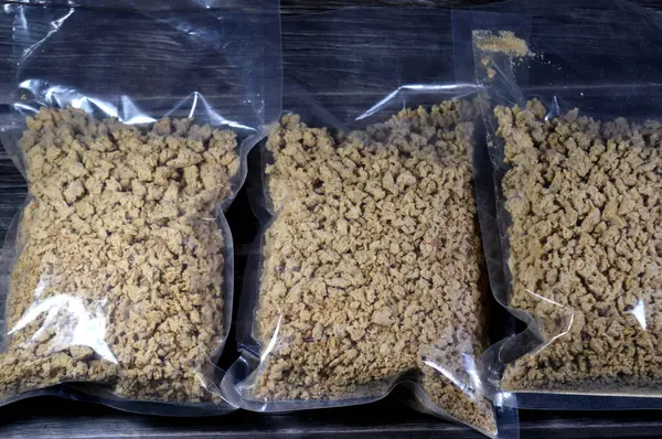 Ezilmiş soya fasulyesi, soya fasulyesi veya soya fasulyesi (Glycine max), yenebilir fasulyesi için yaygın olarak yetiştirilen Doğu Asya 'ya özgü baklagiller (baklagiller), çeşitli kullanım alanları, fizik asit, diyet mineralleri, B vitamini içerir.