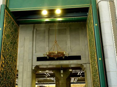 Mekke, Suudi Arabistan, 20 Haziran 2024: Büyük Kutsal Makkah Camii 'nin kapısı, İslam' ın en önemli camii, Mekke 'deki Kabe' nin etrafını sarar.