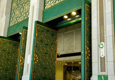 Mekke, Suudi Arabistan, 20 Haziran 2024: Büyük Kutsal Makkah Camii 'nin kapısı, İslam' ın en önemli camii, Mekke 'deki Kabe' nin etrafını sarar.