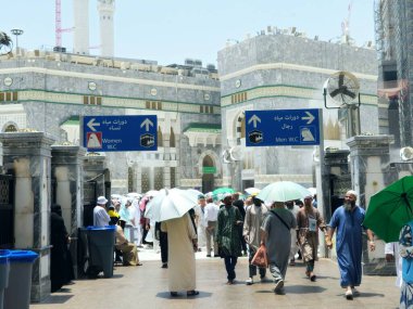 Mekke, Suudi Arabistan, 20 Haziran 2024: Büyük kutsal Makkah Camii 'nden gelen erkekler ve kadınlar için tuvalet tabelası İslam' ın en önemli camii.