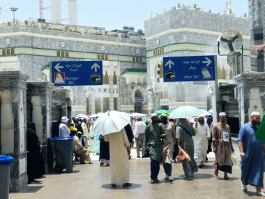 Mekke, Suudi Arabistan, 20 Haziran 2024: Büyük kutsal Makkah Camii 'nden gelen erkekler ve kadınlar için tuvalet tabelası İslam' ın en önemli camii.