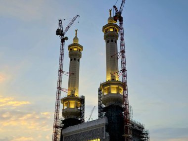 Mekke, Suudi Arabistan, 21 Haziran 2024: Büyük Kutsal Makkah Camii 'nin minareleri, İslam' ın en önemli camii olan vinçlerle, Mekke, Suudi Arabistan 'daki Kabe' yi çevrelemektedir.
