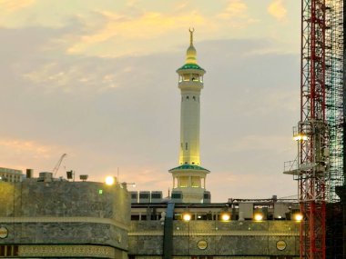 Mekke, Suudi Arabistan, 21 Haziran 2024: Büyük Kutsal Makkah Camii 'nin minareleri, İslam' ın en önemli camii olan vinçlerle, Mekke, Suudi Arabistan 'daki Kabe' yi çevrelemektedir.