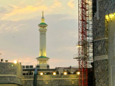 Mekke, Suudi Arabistan, 21 Haziran 2024: Büyük Kutsal Makkah Camii 'nin minareleri, İslam' ın en önemli camii olan vinçlerle, Mekke, Suudi Arabistan 'daki Kabe' yi çevrelemektedir.