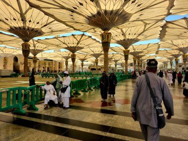 Medine, Suudi Arabistan, 26 Haziran 2024: Peygamberin Camii 'nin dış kısmı veya iki kutsal caminin koruyucusunun yetki alanına giren büyük bir hac mekanı olan El Nabawi.