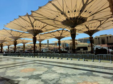 Medine, Suudi Arabistan, 26 Haziran 2024: Peygamberin Camii 'nin dış kısmı veya iki kutsal caminin koruyucusunun yetki alanına giren büyük bir hac mekanı olan El Nabawi.