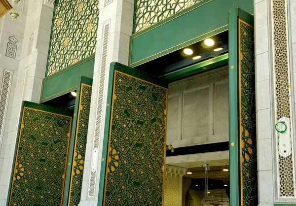 Mekke, Suudi Arabistan, 20 Haziran 2024: Büyük Kutsal Makkah Camii 'nin kapısı, İslam' ın en önemli camii, Mekke 'deki Kabe' nin etrafını sarar.