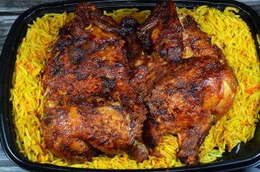 Halep Arap Suriye mutfağı ızgara ızgara tavuk rengarenk Basmati pilavı, tavuk ızgara makinesinde ızgara yapılmış tavuk Suriye tarifi ile yapılan tavuklar, nemli, sulu