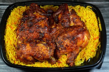 Halep Arap Suriye mutfağı ızgara ızgara tavuk rengarenk Basmati pilavı, tavuk ızgara makinesinde ızgara yapılmış tavuk Suriye tarifi ile yapılan tavuklar, nemli, sulu