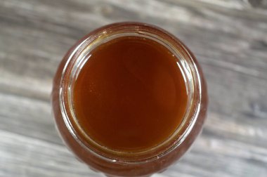 Bal kavanozu, bal arılarını beslemek için yapılan ve depolanan bal arıları olarak bilinen çeşitli arı türleri tarafından yapılan tatlı ve yapışkan bir maddedir.