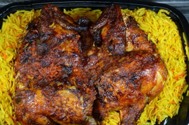 Halep Arap Suriye mutfağı ızgara ızgara tavuk rengarenk Basmati pilavı, tavuk ızgara makinesinde ızgara yapılmış tavuk Suriye tarifi ile yapılan tavuklar, nemli, sulu