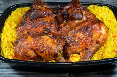 Halep Arap Suriye mutfağı ızgara ızgara tavuk rengarenk Basmati pilavı, tavuk ızgara makinesinde ızgara yapılmış tavuk Suriye tarifi ile yapılan tavuklar, nemli, sulu