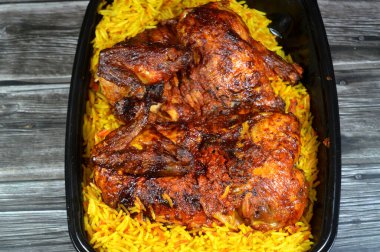 Halep Arap Suriye mutfağı ızgara ızgara tavuk rengarenk Basmati pilavı, tavuk ızgara makinesinde ızgara yapılmış tavuk Suriye tarifi ile yapılan tavuklar, nemli, sulu