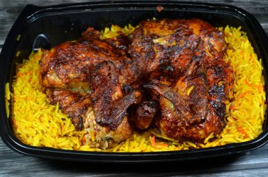 Halep Arap Suriye mutfağı ızgara ızgara tavuk rengarenk Basmati pilavı, tavuk ızgara makinesinde ızgara yapılmış tavuk Suriye tarifi ile yapılan tavuklar, nemli, sulu