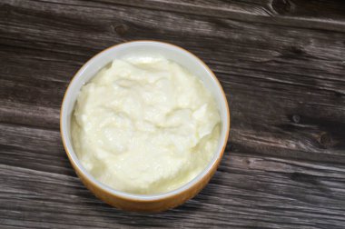 Doğal Yoğurt, bakteriyel süt fermantasyonu ile üretilen bir gıda, bu bakteriler tarafından sütün içinde şeker fermantasyonu laktik asit üretir, yoğurt dokusunu vermek için süt proteiniyle hareket eder.