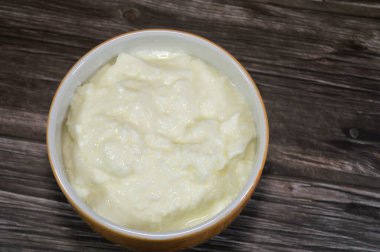 Doğal Yoğurt, bakteriyel süt fermantasyonu ile üretilen bir gıda, bu bakteriler tarafından sütün içinde şeker fermantasyonu laktik asit üretir, yoğurt dokusunu vermek için süt proteiniyle hareket eder.