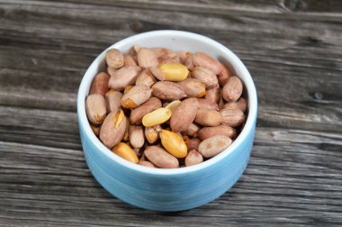 Fıstık, fıstık (Arachis hipogaea), yer fıstığı, yer fıstığı, yer fıstığı, yer fıstığı, bezelyesi pindar veya maymun fındığı, tropik ve subtropik bölgelerde yaygın olarak yetişen, yenebilir tohumları için yetiştirilen bir baklagildir.