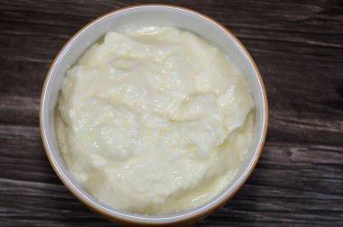 Doğal Yoğurt, bakteriyel süt fermantasyonu ile üretilen bir gıda, bu bakteriler tarafından sütün içinde şeker fermantasyonu laktik asit üretir, yoğurt dokusunu vermek için süt proteiniyle hareket eder.