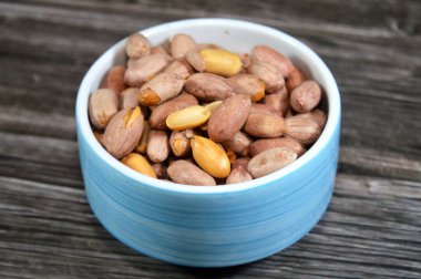 Fıstık, fıstık (Arachis hipogaea), yer fıstığı, yer fıstığı, yer fıstığı, yer fıstığı, bezelyesi pindar veya maymun fındığı, tropik ve subtropik bölgelerde yaygın olarak yetişen, yenebilir tohumları için yetiştirilen bir baklagildir.