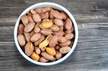 Fıstık, fıstık (Arachis hipogaea), yer fıstığı, yer fıstığı, yer fıstığı, yer fıstığı, bezelyesi pindar veya maymun fındığı, tropik ve subtropik bölgelerde yaygın olarak yetişen, yenebilir tohumları için yetiştirilen bir baklagildir.