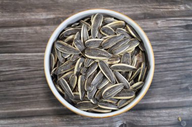 Ayçiçeği (Helianthus annuus), türleri linoleik, yüksek oleik ve ayçiçeği yağı çekirdekleridir ve genellikle atıştırmalık olarak yenir, ancak aynı zamanda bir yemeğin parçası olarak da tüketilebilir, sade veya tuzlu olarak yenir.