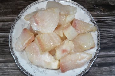 balık fileto fileto, iplik ya da şerit, kemikten kesilmiş ya da kesilmiş bir balığın eti, omurgaya paralel olarak balığın bir tarafını uzunlamasına keserek, pişirilmeye hazır.