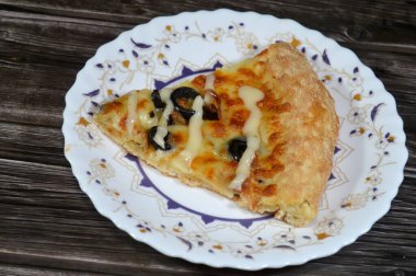 Hindi dilimli çiftlik pizzası dilimlenmiş hindi parçaları, siyah mantarlı mozzarella peyniri, zeytinyağı, taze otlar, çiftlik sosu, domates sosu, İtalyan mutfak pizzası, seçici odak noktası.