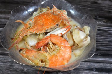 Deniz ürünleri çorbası, taze yengeç, balık filetosu, karides ve midye, çeşitli deniz ürünleri parçaları, midye, karides ve yengeçte kullanılan çeşitli deniz ürünleri çorbası.