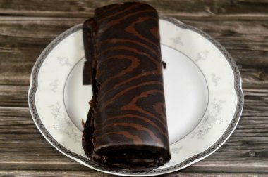 Çikolatalı kek krema ve kakao ile kaplı, jöleli kremalı kek, kremayla dolu rulo sünger kek, İsviçre usulü rulo kek, çay ya da kahve ile tüketilmiş ya da aperatif olarak