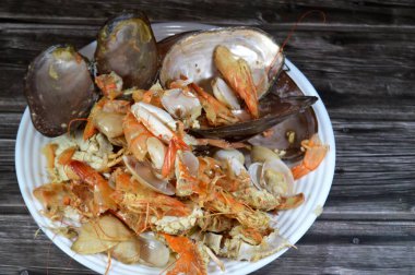 Karides, midye, taze yengeç, balık filetosu ve istiridye, midye, karides ve yengeç artıklarının atıkları ve kalıntıları tüketildikten sonra bir tabak deniz ürünleri atıkları