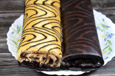 Kek rulo kekler kakao kremalı pasta kremayla doldurulmuş çikolatalı pasta kakaolu ve kremalı kremalı pasta, kremalı kek rulo sünger kek, rulo sünger kek, İsviçre dürümü gibi.