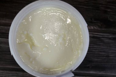 Doğal Yoğurt, bakteriyel süt fermantasyonu ile üretilen bir gıda, bu bakteriler tarafından sütün içinde şeker fermantasyonu laktik asit üretir, yoğurt dokusunu vermek için süt proteiniyle hareket eder.