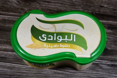Kahire, Mısır, 11 Mayıs 2025: El Bawadi Halva Geleneksel Tahini Halva veya Halawa Tahiniya, bu şekerlemedeki ana bileşenler (tahini), ve şeker, glikoz veya bal, seçici odaklanma