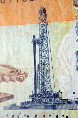 Sudan merkez bankası tarafından 20 SDG 20 Sudan sterlini nakit para banknotu, petrol çıkarma makineleri ve Sudan Nubian piramitlerine sahip.
