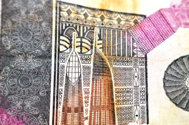 Sudan merkez bankasının 5 SDG 5 Sudan sterlini nakit para banknotunun ters tarafındaki duvarda uydu, Sudan parası ve ekonomi konsepti yer alıyor.