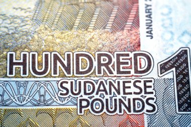 100 SDG 'nin ters tarafı 100 Sudan sterlini nakit para banknotu, Merowe hidroelektrik barajı, nehir Nil, 2009' da açılan CBOS amblemi, Lintels