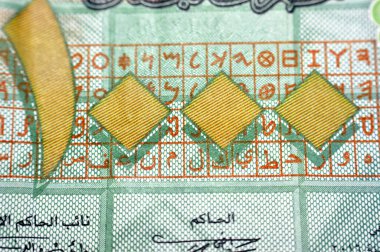 1000 Livres 'in ters tarafında 1000 Livres pound nakit para banknotu, Fenike alfabesi harfleri ve sedir ağacı içeren masa