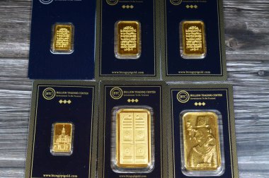 Kahire, Mısır, 16 Mayıs 2025: 24K karat BTC Bullion Ticaret Merkezi çeşitli ağırlıklardan oluşan saf sarı altın, altın yatırım, döviz kuru, enflasyon krizi ve para tasarrufu varlıkları kavramı