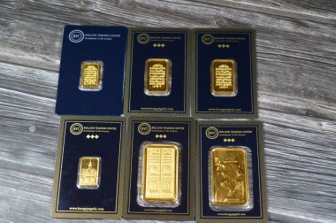 Kahire, Mısır, 16 Mayıs 2025: 24K karat BTC Bullion Ticaret Merkezi çeşitli ağırlıklardan oluşan saf sarı altın, altın yatırım, döviz kuru, enflasyon krizi ve para tasarrufu varlıkları kavramı