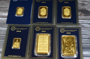 Kahire, Mısır, 16 Mayıs 2025: 24K karat BTC Bullion Ticaret Merkezi çeşitli ağırlıklardan oluşan saf sarı altın, altın yatırım, döviz kuru, enflasyon krizi ve para tasarrufu varlıkları kavramı